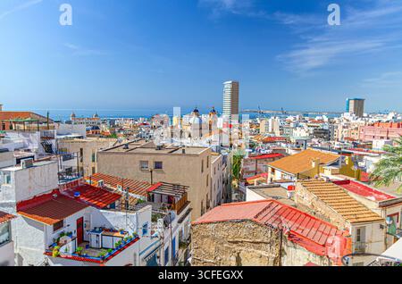 Vue panoramique aérienne de la vieille ville d'Alicante, panorama du centre historique de la ville d'Alicante, quartier Barrio de Santa Cruz, baie d'Alicante de la Méditerranée S. Banque D'Images