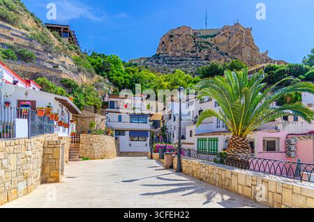 Alicante vieille ville quartier Santa Cruz rue étroite, maisons blanches typiques et Mont Benacantil rocher, Casco Antiguo Santa Cruz quartier à Alicante Banque D'Images