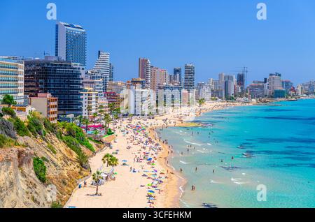 Vue panoramique aérienne de la ville de Calpe, plage de sable avec des gens, bâtiments élevés, baie de Bahia de Calpe mer Méditerranée avec eau turquoise Azur sous soleil Banque D'Images
