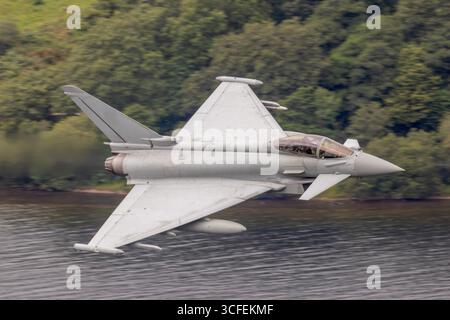 Raf Eurofighter Typhoon en vol, un avion de combat polyvalent de la Royal Air Force volant dans le ciel du Royaume-Uni. Banque D'Images