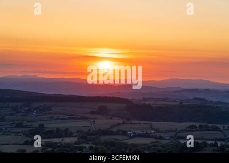 Beau coucher de soleil brumeux dans le parc national de Stiperstones dans le Shropshire Royaume-Uni, une partie de la région plus large de Shropshire Hills de beauté naturelle dans le paysage Banque D'Images