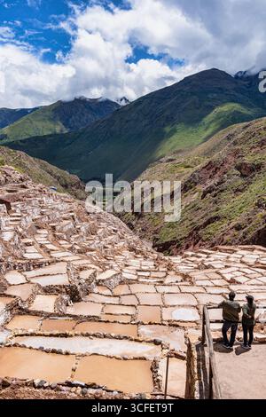 Cusco, Pérou - 15 mars 2025 : les étangs salants de Maras descendent une colline en terrasses dans la Vallée sacrée du Pérou. Banque D'Images