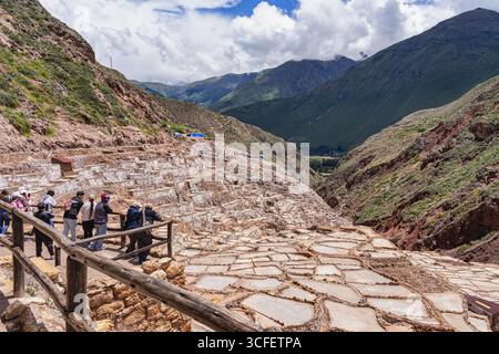 Cusco, Pérou - 15 mars 2025 : les étangs salants de Maras descendent une colline en terrasses dans la Vallée sacrée du Pérou. Banque D'Images
