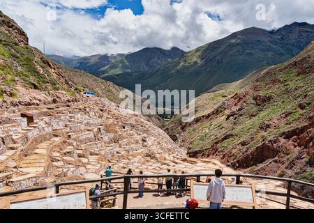 Cusco, Pérou - 15 mars 2025 : les étangs salants de Maras descendent une colline en terrasses dans la Vallée sacrée du Pérou. Banque D'Images