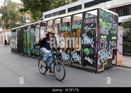 Londres. ROYAUME-UNI. 22 août 2025. Rangée de toilettes portatives dans le quartier de Notting Hill, à l'ouest de Londres, devant le carnaval de Notting Hill. Credit : London News/Alamy Live News Banque D'Images