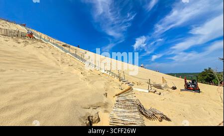 Le processus de construction de nouveaux escaliers en béton sur la plus grande dune de sable européenne du Pilat sur l'Atlantique. 12 juin 2025. La teste-de-Buch, Arcachon Banque D'Images