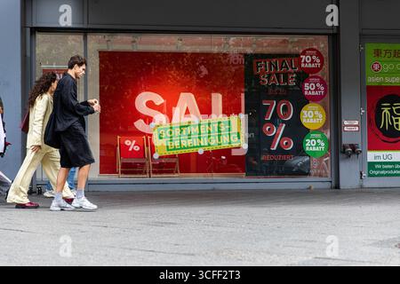 Berlin, Berlin, Allemagne. 22 août 2025. De nouvelles données ont montré que l'économie allemande reculait plus que prévu au deuxième trimestre. Les analystes ont souligné la faiblesse de la production industrielle, la baisse des investissements dans la construction et les machines et la faiblesse de la demande d'exportation comme facteurs clés. Le ralentissement survient alors que les tarifs américains plus élevés sur les marchandises européennes pèsent lourdement sur les industries allemandes axées sur les exportations. (Crédit image : © Michael Kuenne/PRESSCOV via ZUMA Press Wire) USAGE ÉDITORIAL SEULEMENT ! Non destiné à UN USAGE commercial ! Banque D'Images