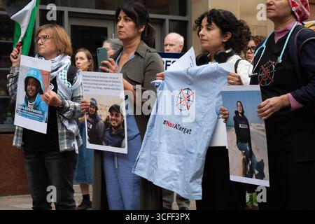 Glasgow, Écosse, Royaume-Uni. 22 août 2025. La branche de Glasgow du Syndicat national des journalistes a organisé une veillée pour protester contre les assassinats de journalistes et de civils à Gaza, exigeant la fin des ventes d'armes britanniques à Israël et un cessez-le-feu immédiat. (Crédit image : © Cameron Scott/ZUMA Press Wire) USAGE ÉDITORIAL SEULEMENT ! Non destiné à UN USAGE commercial ! Banque D'Images