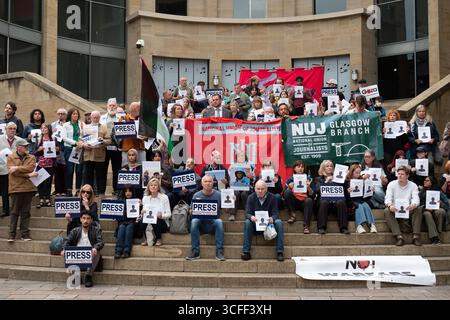 Glasgow, Écosse, Royaume-Uni. 22 août 2025. La branche de Glasgow du Syndicat national des journalistes a organisé une veillée pour protester contre les assassinats de journalistes et de civils à Gaza, exigeant la fin des ventes d'armes britanniques à Israël et un cessez-le-feu immédiat. (Crédit image : © Cameron Scott/ZUMA Press Wire) USAGE ÉDITORIAL SEULEMENT ! Non destiné à UN USAGE commercial ! Banque D'Images