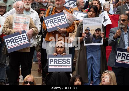 Glasgow, Écosse, Royaume-Uni. 22 août 2025. La branche de Glasgow du Syndicat national des journalistes a organisé une veillée pour protester contre les assassinats de journalistes et de civils à Gaza, exigeant la fin des ventes d'armes britanniques à Israël et un cessez-le-feu immédiat. (Crédit image : © Cameron Scott/ZUMA Press Wire) USAGE ÉDITORIAL SEULEMENT ! Non destiné à UN USAGE commercial ! Banque D'Images