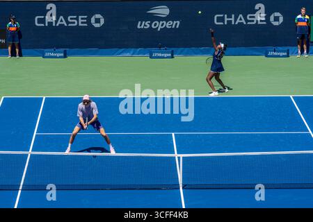 Venus Williams (États-Unis) / Reilly Opelka (États-Unis) en compétition dans la ronde 1 des doubles mixtes à l'US Open 2025. Banque D'Images