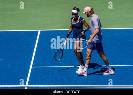 Venus Williams (États-Unis) / Reilly Opelka (États-Unis) en compétition dans la ronde 1 des doubles mixtes à l'US Open 2025. Banque D'Images