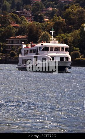 STRESA, ITALIE 5 AOÛT 2025 : bateau de tourisme sur le lac majeur en face des îles Borromées. Banque D'Images