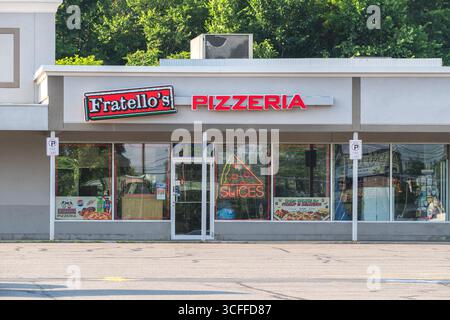 Marcy, NY - Jul 3, 2025 : Close-up de Fratello's Pizzeria, est un restaurant italien et pizzeria, proposant des pizzas classiques, des sandwichs, des salades et d'autres Ital Banque D'Images