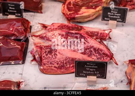 Coupes scellées sous vide de striploin de Wagyu australien et d'un steak tomahawk Black Angus exposés dans une boucherie de Zurich, Suisse Banque D'Images