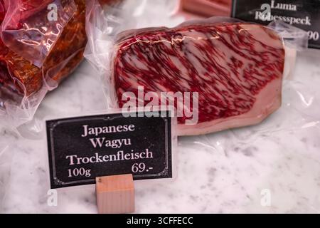 Gros plan d'une coupe scellée sous vide de bœuf Wagyu japonais vieilli et cher, magnifiquement marbré, exposé dans une boucherie de Zurich, en Suisse Banque D'Images