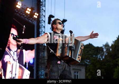 Andreas Gabalier HUK-COBURG open-air-sommer, Coburg , Schlossplatz Allemagne, Coburg , Schlossplatz - 22 août 2025 - Andreas Gabalier HUK-COBURG Open-Air-Sommer image : Andreas Gabalier préformant au HUK Coburg Open Air Sommer à la Schlossplatz Coburg. Cortendorf Kulturfabrik Bayern Allemagne Copyright : xRyanxEvansx Banque D'Images