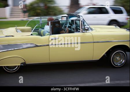 Couple conduisant dans une voiture décapotable classique à Santa Monica, Californie, États-Unis Banque D'Images