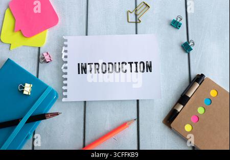 Introduction concept de présentation. Main masculine dessine une ligne sous le mot manuscrit introduction sur fond jaune. Banque D'Images