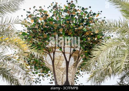 Dubaï, eau, 02.02.21. Sculpture « arbre de vie » dans le parc Coranic, Dubaï, Émirats arabes Unis. Figue sacrée (Ficus religiosa) canopée artificielle avec texte islamique. Banque D'Images