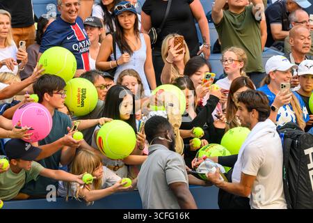 New York, États-Unis. 22 août 2025. Lorenzo Musetti, de l'Italie, signe des autographes pour les fans après un match d'entraînement devant l'US Open Tennis. Crédit : Enrique Shore/Alamy Live News Banque D'Images