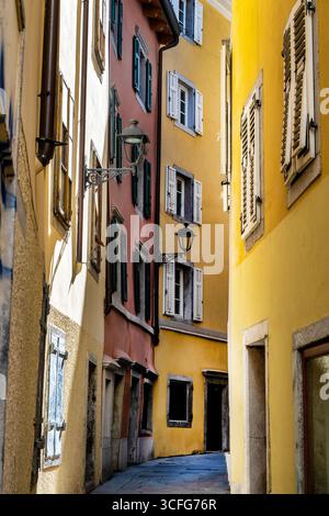 Charmante ruelle étroite à Città Vecchia ou vieille ville à Trieste, l'Italie est façonnée par des siècles d'histoire fournissant ombre et un sentiment d'enclos. Banque D'Images