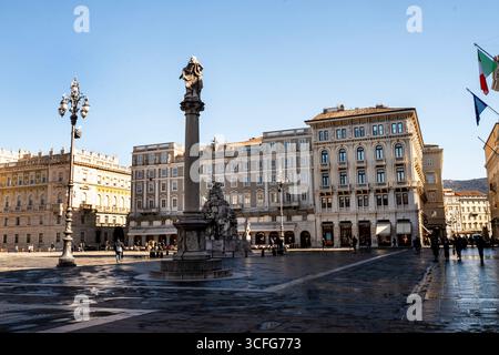 Historique éclectique Palazzo Modello bâtiment historique et néoclassique Palazzo Stratti éclectique à Trieste, Italie. Banque D'Images