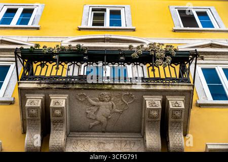 Casa Moreau mélange de style architectural néoclassique et baroque à Trieste, en Italie, avec une sculpture putto bas-relief. Banque D'Images