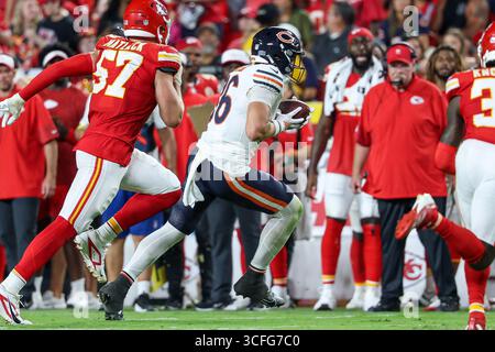 22 août 2025 : le Chicago Bears Tight End Joel Wilson (86 ans) fait une première descente lors du quatrième quart-temps d'un match de pré-saison de la NFL contre les Chiefs de Kansas City au GEHA Field au stade Arrowhead de Kansas City, Missouri. David Smith/CSM (image crédit : © David Smith/Cal Sport Media) Banque D'Images
