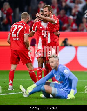 22 août 2025, Bavière, Munich : football : Bundesliga, Bayern Munich - RB Leipzig, journée 1 à l'Allianz Arena. Konrad Laimer (G-d, Bayern Munich), Luis Diaz (Bayern Munich) et Harry Kane (Bayern Munich) célèbrent l'objectif de faire 4-0. Le gardien Peter Gulacsi (RB Leipzig) est au premier plan. Photo : Sven Hoppe/dpa - REMARQUE IMPORTANTE : conformément aux règlements de la DFL German Football League et de la DFB German Football Association, il est interdit d'utiliser ou de faire utiliser des photographies prises dans le stade et/ou du match sous forme d'images séquentielles et/ou de vidéos Banque D'Images