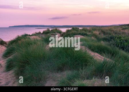 Camber Sands au coucher du soleil, East Sussex, Angleterre, Royaume-Uni. Bord de mer anglais. Banque D'Images