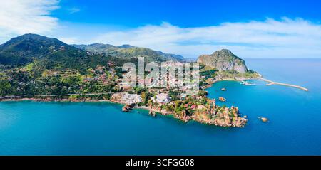 Vue panoramique aérienne de la ville de Cefalu. Cefalu est une ville près de Palerme en Sicile, Italie. Banque D'Images