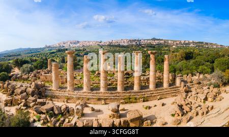 Temple d'Héraclès vue panoramique aérienne à la Vallée des temples. C'est un ancien temple grec à la Vallée des temples ou Valle dei Templi in A Banque D'Images