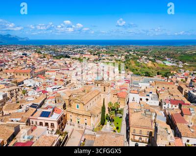 Basilique notre-Dame de l'Assomption ou Chiesa Madre di Santa Maria Assunta vue panoramique aérienne. Alcamo est une ville de la province de Trapani dans le Sicil Banque D'Images