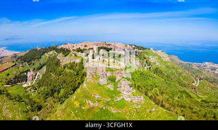 Vue panoramique aérienne de la ville d'Erice. Erice est une ville médiévale pittoresque située près de la ville de Trapani en Sicile, en Italie. Banque D'Images