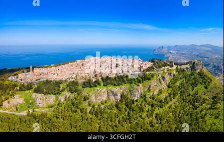 Vue panoramique aérienne de la ville d'Erice. Erice est une ville médiévale pittoresque située près de la ville de Trapani en Sicile, en Italie. Banque D'Images