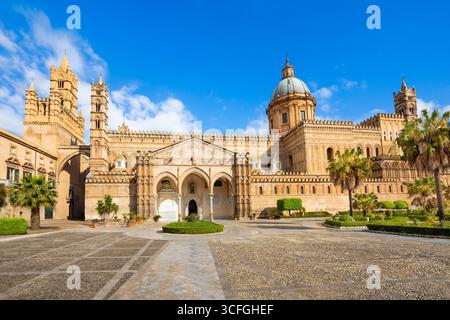 Cathédrale de Palerme ou vue sur la façade du Duomo à Palerme. Palerme est la capitale de l'île de Sicile, Italie. Banque D'Images