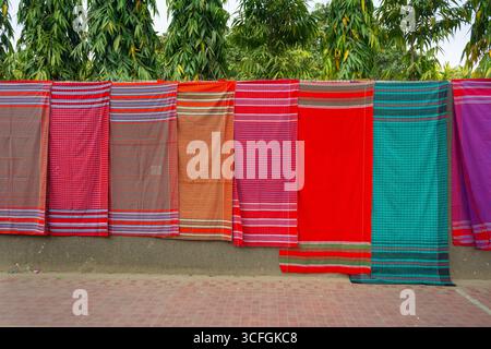 Un gamucha (également appelé gamocha, gamchcha, gamcha) est un tissu serviette en coton fin et coloré traditionnel trouvé au Bangladesh. Banque D'Images