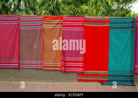 Un gamucha (également appelé gamocha, gamchcha, gamcha) est un tissu serviette en coton fin et coloré traditionnel trouvé au Bangladesh. Banque D'Images