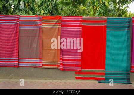 Un gamucha (également appelé gamocha, gamchcha, gamcha) est un tissu serviette en coton fin et coloré traditionnel trouvé au Bangladesh. Banque D'Images