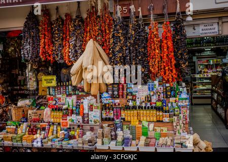 Exposition colorée de légumes séchés, d'épices et de produits naturels dans un étal traditionnel turc d'Izmit. Banque D'Images