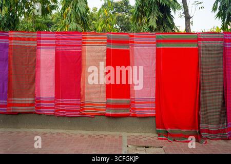 Un gamucha (également appelé gamocha, gamchcha, gamcha) est un tissu serviette en coton fin et coloré traditionnel trouvé au Bangladesh. Banque D'Images