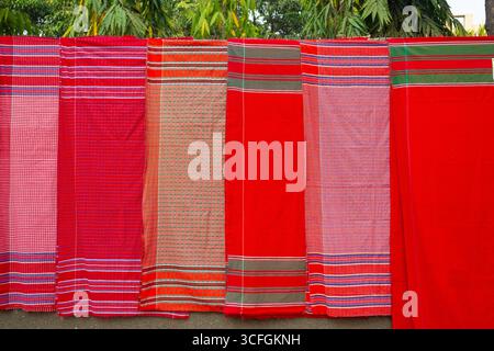 Un gamucha (également appelé gamocha, gamchcha, gamcha) est un tissu serviette en coton fin et coloré traditionnel trouvé au Bangladesh. Banque D'Images