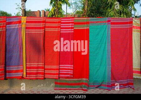 Un gamucha (également appelé gamocha, gamchcha, gamcha) est un tissu serviette en coton fin et coloré traditionnel trouvé au Bangladesh. Banque D'Images