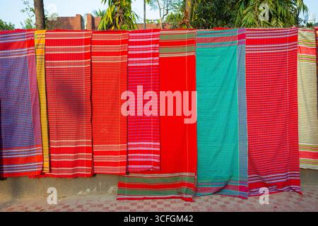 Un gamucha (également appelé gamocha, gamchcha, gamcha) est un tissu serviette en coton fin et coloré traditionnel trouvé au Bangladesh. Banque D'Images