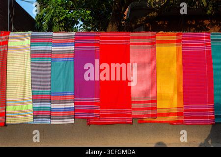 Un gamucha (également appelé gamocha, gamchcha, gamcha) est un tissu serviette en coton fin et coloré traditionnel trouvé au Bangladesh. Banque D'Images