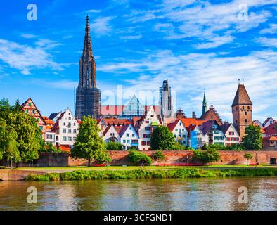 La tour Metzgerturm, l'église Ulm Minster ou la cathédrale Ulmer Munster et le Danube dans la vieille ville d'Ulm. L'église Ulm Minster est actuellement la plus haute Banque D'Images
