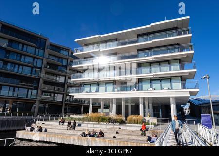 Oslo, Norvège, appartements en bord de mer surplombant le fjord d'Oslo, dans le cadre du programme de rénovation de la ville du fjord dans le district de Tjuvholmen, en Europe, 2024 Banque D'Images