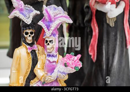 figurines de mariage de squelettes d'un couple amoureux. Toussaint. Halloween. Jour des morts. Psychologie des relations Banque D'Images