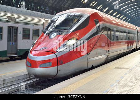 Le train Frecciarossa s'est arrêté à la gare centrale de Milan Banque D'Images